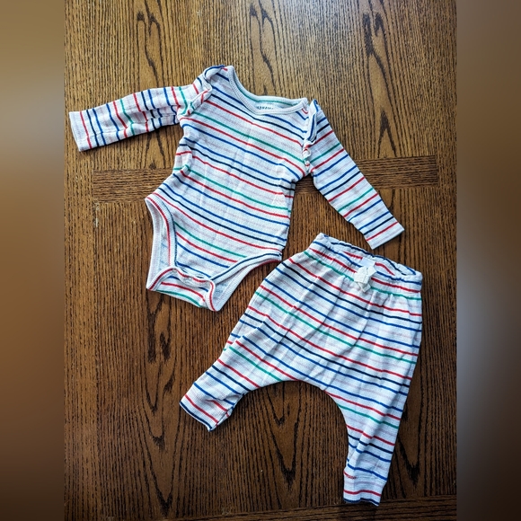 ✨3/$15 Old Navy 6-12M striped two piece bodysuit set - Picture 1 of 4